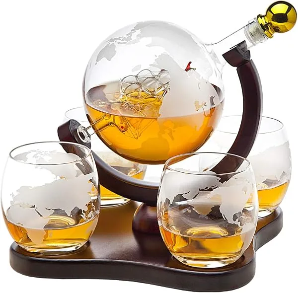 Conjunto Decanter de Whisky em Formato de Globo com 4 Copos e Base de Madeira